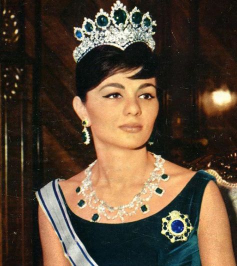 vintage everyday: 17 Beautiful Portraits of a Young Farah Pahlavi, The Last Empress of Iran from 1967-1979 Empress Farah, Farah Pahlavi, Pahlavi Dynasty, Farah Diba, The Shah Of Iran, Tiaras Jewellery, Royal Crowns, Royal Tiaras, Royal Jewels