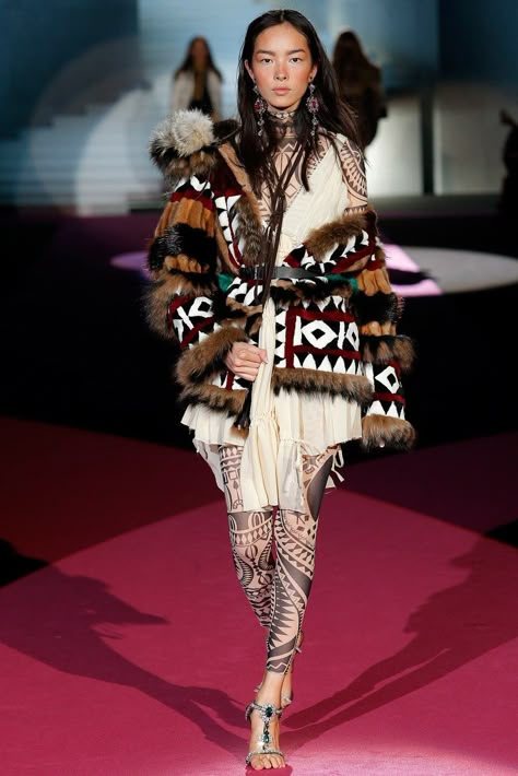 Dsquared2 Fall 2015 Ready-to-Wear collection, runway looks, beauty, models, and reviews. Ethno Style, Female Faces, Estilo Hippy, Mode Boho, Design Textile, Lace Socks, Kitenge, Creation Couture, Native American Fashion