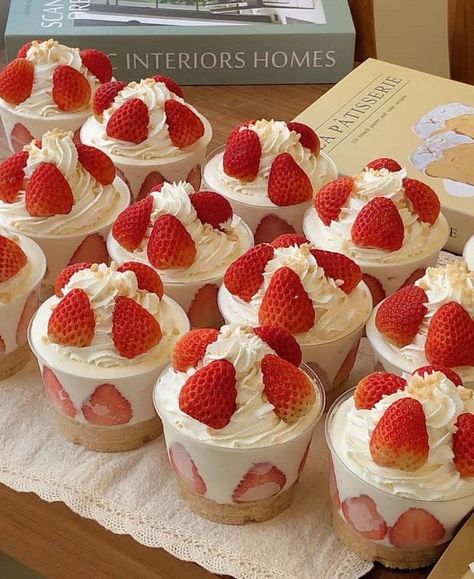 Strawberry Cake Cups, Strawberry Desserts Aesthetic, Aesthetic Baking, Homemade Recipe Books, Strawberry Cupcake, Kawaii Cooking, Pretty Dessert, Yummy Comfort Food, Think Food