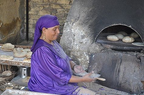 Egyptian Pita / Aish Baladi Aish Baladi, Pocket Bread, Pita Recipe, Pita Recipes, Northern Africa, Sweet Crepes, Eastern Mediterranean, Egyptian Food, Crepe Recipes