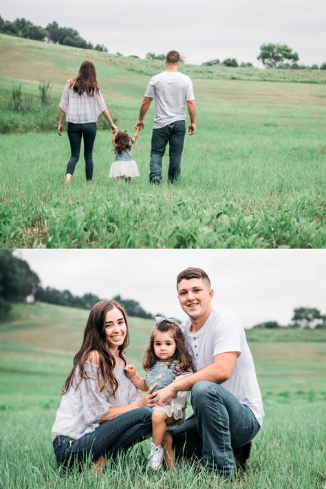 Family Photoshoot With Daughter, Mother Father Daughter Photography, Parents And Daughter Photography, Picture Wall Ideas Family, Family Pictures Poses For 3 Older, Mom Dad Daughter Pictures, Family Picture Wall Ideas, Summer Family Photo Ideas, Baby Family Photoshoot