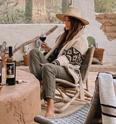 Cabin Holiday Outfit, Southwest Jacket Outfit, Moody Mountain Aesthetic Outfit, Minimalist Cowgirl Outfit, Granola Western Aesthetic, Southwest Aesthetic Fashion, Sweater And Hat Outfit, Southwest Outfits Women, Boho Chic Aesthetic Outfit