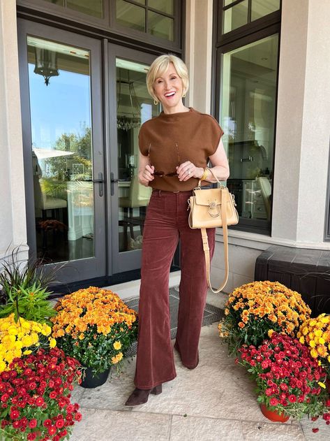 High Waisted Wide Leg Corduroy Pants, Wide Leg Cords Outfit, What To Wear With Brown Corduroy Pants, Corduroy Wide Leg Pants Outfit, Wide Leg Corduroy Pants Outfit, Cord Pants Outfit, Birkenstock Boston Outfit, Blundstone Style, Wide Leg Corduroy Pants