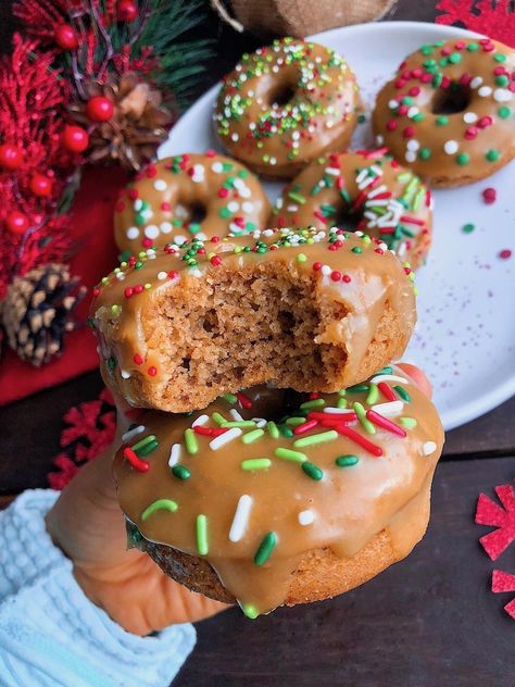 Gingerbread Donuts (paleo, gluten free). Healthy, simple, perfect for winter/Christmas breakfast! #healthydonuts #healthybreakfast #donuts Paleo Christmas Recipes, Paleo Gingerbread, Gingerbread Donuts, Paleo Christmas, Making Donuts, Healthy Donuts, Patisserie Sans Gluten, Christmas Donuts, Cookies Gluten Free