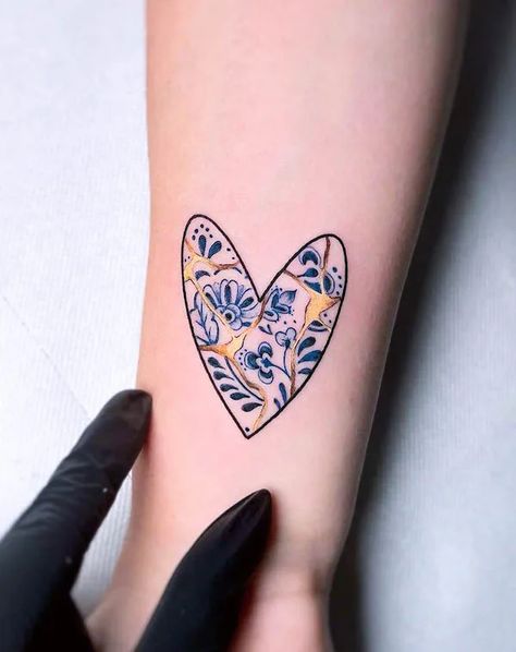 Golden Heart Tattoo, Kintsugi Tattoo Minimalist, Stained Glass Tattoos For Women, Optician Tattoo, Kintsugi Heart Tattoo, Cool Tattoos Unique, Mini Tat Ideas, Kintsugi Nails, Therapy Tattoos