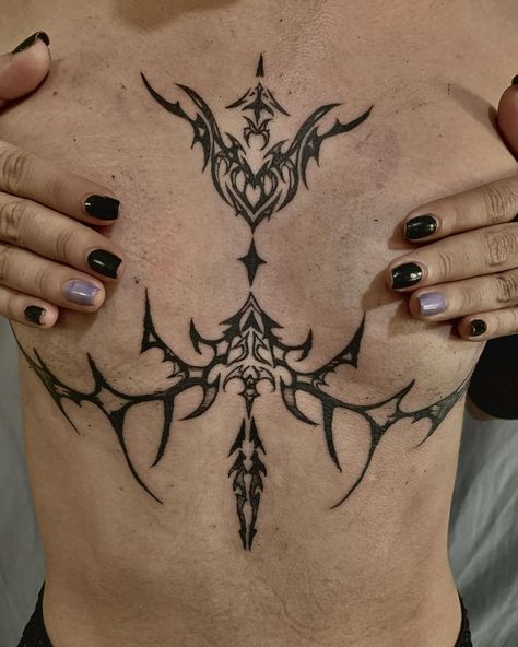 Tribal dark #tattoo #tatoo #tattocali #tatooink Tatoo Ideas For Girls On The Chest, Women Between Chest Tattoo, Neotribal Chest Tattoo, Cybersigilism Tattoo Chest, Cybersigil Art, Skull Chest Tattoo Female, Woman Chest Tattoo Middle, Sternum Chest Tattoo, Alt Tattooed