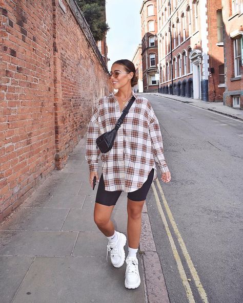 Just me, here, in another checked shirt Shirt - @boohoo (I just put a link on my story) Looks Hip Hop, Biker Shorts Outfit, Trendy Swimwear, Chill Outfits, Looks Street Style, Theme Ideas, Fashion Streetwear, Mode Vintage, Casual Summer Outfits