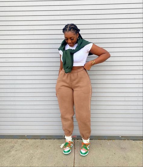 Oversize Outfit Ideas For Women, Sweats And Dunks Outfit, Plus Size Fall Outfits Black Women, Baddie Outfits For School Swag, Sweat Pants Outfit Baddie, Outfits With Dunks, Dunks Outfit, Cute Sweatpants Outfit, Stylish Work Attire