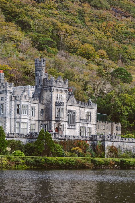 Kylemore Abbey   On our second day in Connemara, after a stressful 4 hour drive from Dublin straight to County Galway (where we may or may not have run off the road several times), we skipped setting an alarm and slept in until almost 10. The king bed at Rosleague Manor was heavenly, the … Ireland In October, Pack For Ireland, Connemara Ireland, Kylemore Abbey, Backpacking Ireland, Summer In Europe, Ireland Hotels, Ireland Weather, Aer Lingus