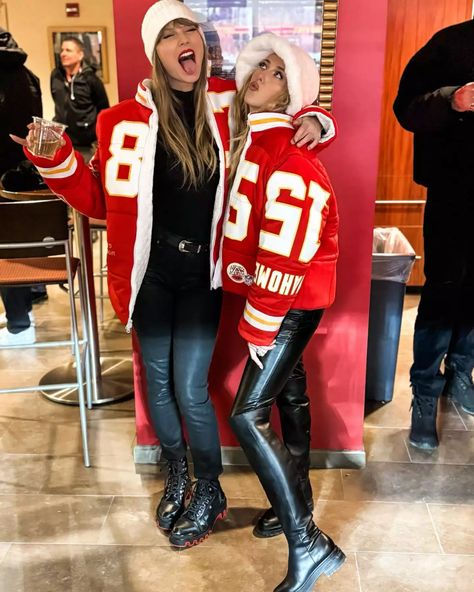 Taylor Swift's Super Bowl 2024 Outfit: See Her Cheer On Travis Kelce in Style! Brittany Mahomes, Travis Taylor, Chiefs Game, Blonde Cat, Cold Weather Outfit, The Chiefs, Red Puffer, Travis Kelce, Long Live Taylor Swift