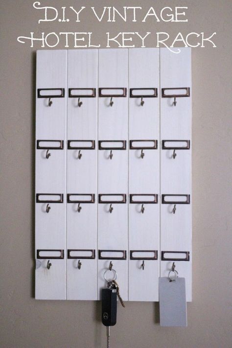 Key organization ideas - DIY vintage inspired key rack: a cool and rustic vintage hotel key rack. Easy and inexpensive to make (less then $15) #keyorganizationideas Key Rack Diy, Key Organizer Diy, Wood Connection, Key Holder Diy, Home Decor Sites, Vintage Hotel, Jewelry Organizer Wall, Vintage Hotels, Key Storage