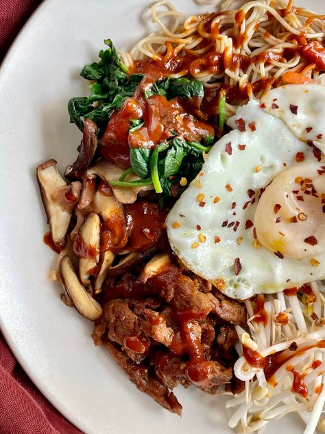 Get a taste of Korean cuisine with this flavourful, veggie-packed meatless bibimbap made with pre-marinated chicken style strips and spicy gochujang sauce! Vegetarian Bibimbap, Vegan Bibimbap, Gochujang Sauce, Chicken Teriyaki, Meat Alternatives, Teriyaki Chicken, Marinated Chicken, Non Gmo, Plant Based