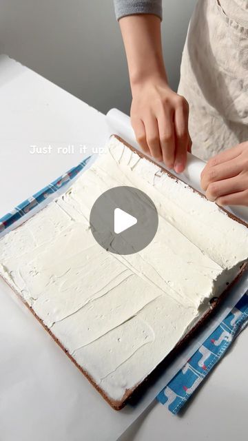 Box Cake Roll Recipes, Cake Roll Videos, Christmas Swiss Roll Decoration, Roll Cake From Box Cake, Cake Roll Design Ideas, How To Make Swiss Roll, Christmas Cake Roll Recipes, Swiss Roll Decoration, Roll Cake Decoration