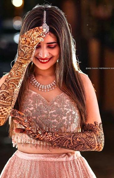 Engagement Bride Photos, Mehndi Poses For Bride With Friends, Mehendi Poses For Bride, Mehandi Poses, Mehandi Photo, Mehendi Photography Bridal, Mehndi Poses, Mehendi Poses, Mehendi Photoshoot