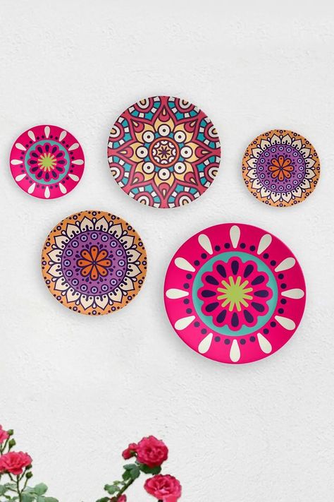 Rays Of Hope Decorative Wall Plates - Multicolor circular-shape wall plates with rays of hope design. Ceramic Plates Wall, Ceramic Plates Art, Decorative Wall Plates, Plate Drawing, Painted Ceramic Plates, Circular Art, Creative Kids Crafts, Butterfly Art Painting, Color Ceramic