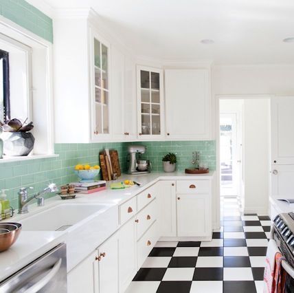 21 Kitchen Makeovers With Before and After Photos - Best Kitchen Transformations Ever Kitchen Countertop Decor Ideas, 50s Kitchen, Kitchen Countertop Decor, Kitchen Makeovers, Countertop Decor, Kitchen Transformation, French Country Kitchen, Gorgeous Kitchens, Stunning Kitchens