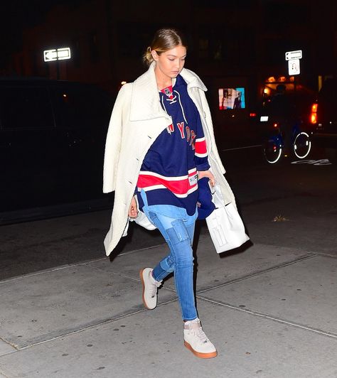 How Gigi Hadid Made Her Favorite Sports Jersey Look Actually Stylish Oversized Sports Jersey Outfit, Hockey Jersey Outfit, Hockey Outfit, Event Fits, Jersey Outfits, Hockey Outfits, Jersey Fits, Jersey Fashion, Sports Jerseys