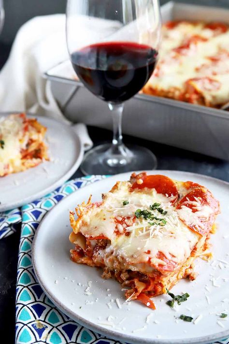 What's for dinner tonight? Pepperoni Pizza Lasagna is so deliciously satisfying, you have to try it for yourself! Get the recipe on Foodal now. #lasagnarecipes #pepperoni #foodal Ground Turkey Instant Pot, Easy Pasta Dinner Ideas, Pizza Lasagna Recipe, Turkey Instant Pot, Ground Turkey Lasagna, Appetizers Meat, Mini Pizza Bites, Pizza Lasagna, Turkey Lasagna