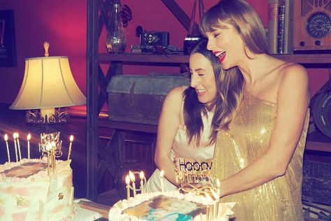 Taylor Swift Celebrates Her Birthday with HAIM Sisters at Intimate Party: 'I'm Feelin' 32' Taylor Swift Fotos, 32 Birthday, Taylor Swift Birthday, All About Taylor Swift, Haim, Taylor Swift Outfits, Red Taylor, Swift 3, Taylor Swift 13