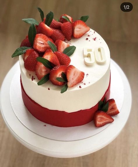 Simple Cake Designs With Strawberries, Fresh Strawberry Cake Decorations, Cake Decorating With Fruit, Fresh Fruit Cake Design, Fresh Cream Cake Designs, Strawberry Cake Design Ideas, Strawberry Decorated Cake, Strawberry Cake Design, Happy Birthday Torte