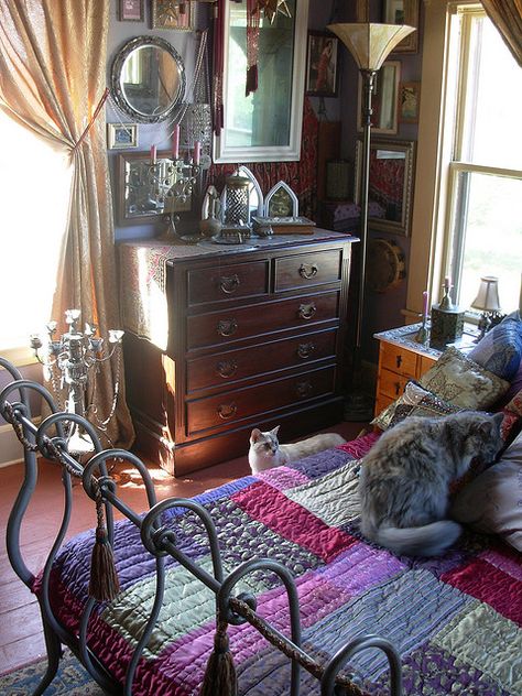 Boho Whimsigoth Living Room, Bedroom Ideas Whimsigoth, Whismgothic Room Aesthetic, Whismgothic Living Room, 90s Witchy Bedroom, Whimsie Goth Bedroom, Whimsigoth Bedframe, Bedding Whimsigoth, Whimsigothic Decor Bedroom