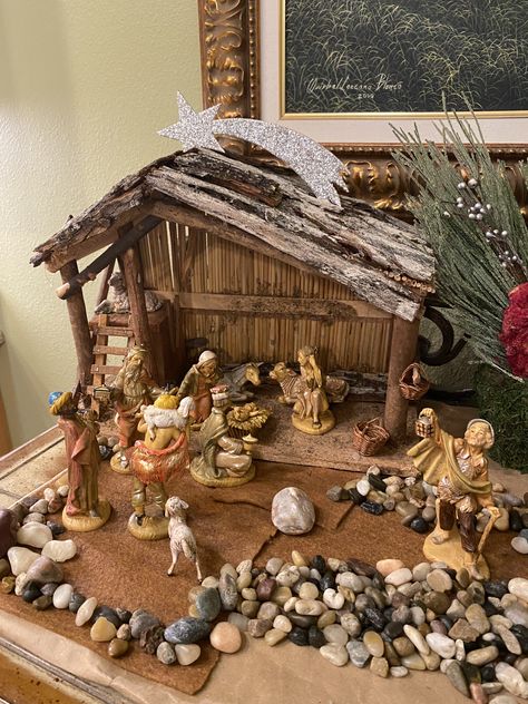 Christmas Creche Ideas, Belen Christmas Decor Diy, Crib Ideas Christmas Diy, Diy Christmas Crib, Diy Nativity Scene, Christmas Nativity Scene Diy, Christmas Nativity Scene Display, Christmas Crib Ideas, Diy Christmas Fireplace