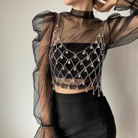 Fashion Festival Outfits, Grunge Birthday Outfit, Chain Top Outfit, Silver Concert Outfit, Silver Outfit Aesthetic, Crystal Clothes, Body Chain Outfit, Diamond Outfit, Sparkling Outfit