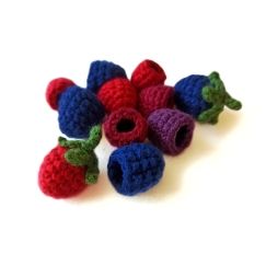 Crochet Blackberry, Crochet Raspberry, Crochet Fruit, Beginner Crochet, Bunny Crafts, Crochet Keychain, Diy Crochet Projects, Half Double Crochet, Crochet For Beginners