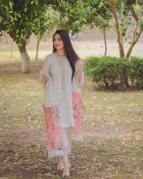 Maheen khan photoshoot Suite Photoshoot Women, Suite Photoshoot, Maheen Khan, Hands Pics, Sehar Khan, Photoshoot Women, Trending Summer Nails, Desi Attire, Dupatta Style