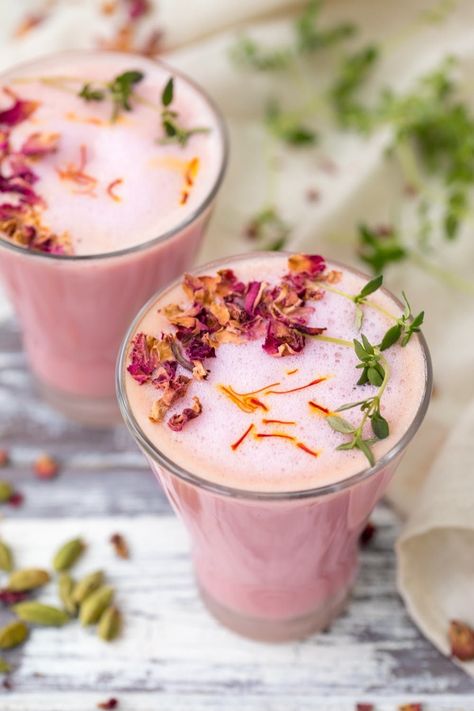 Get Your Caffeine Hit With Our Spiced Rose Latte Recipe - Brit + Co Truck Garden, Rose Latte, Alpine Plants, Pink Drink, Garden Types, Latte Recipe, Tea Latte, Iced Latte, Window Boxes