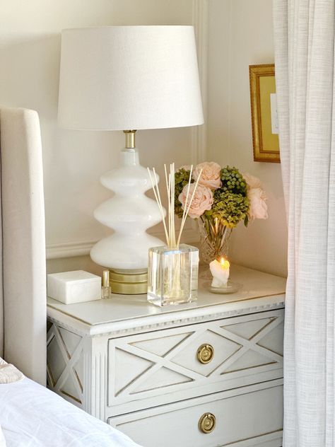 Bedroom Pedestal Decor Ideas, Bed Side Table Lamp Ideas, Pedestal Decor Ideas, Bed Side Table Styling, Bedroom Side Table Decor, Bedroom Bedside Table Ideas, Cream Bedroom Decor, Bedroom Side Table Ideas, Bed Side Table Lamps