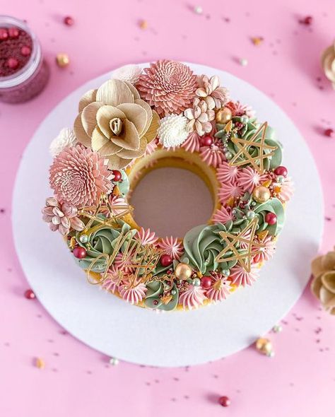 CAKE by Casey Lee on Instagram: "It’s beginning to look a lot like CHRISTMAS! @cas_cakery MINI wreath template & ERMINE buttercream Use discount code, CASEY10, for 10% off your order! @helloparkerandco Christmas toppers Use discount code, CASEY10, for 10% off @sola_flowers_australia Rustic rose, chrysanthemum, star jasmine - CHECK OUT @sola_flowers_australia website for more gorgeous flowers! @picnartsugar Christmas sprinkles, Twinkling Tinsels & Deluxe Bordeaux @backdrop.collective peony Viva Vanilla, Ermine Buttercream, Wreath Template, Christmas Toppers, Flowers Australia, Shaped Cakes, Rustic Rose, Mini Wreath, Star Jasmine