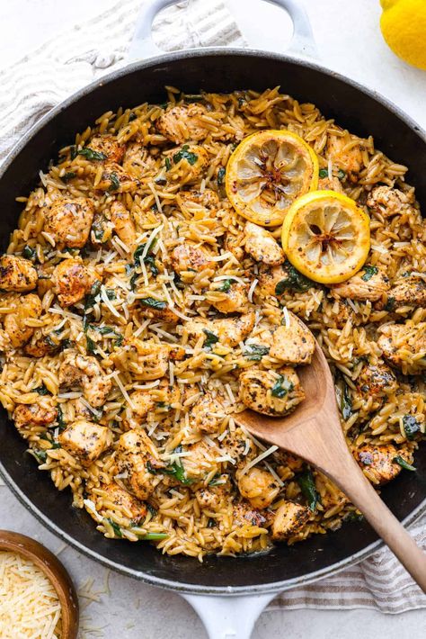 One-Pan Lemon Chicken Orzo is a comforting, well-rounded meal! Tender, juicy chicken pieces are joined with orzo pasta in a bright lemon sauce, resulting in melt-in-your-mouth deliciousness! Your whole family will adore this tasty dinner! One Pan Chicken Lemon Orzo, Chicken Orzo Skillet One Pot, Greek Chicken And Lemon Rice One Pot, One Pot Lemon Chicken Orzo, Easy Orzo Recipes, Greek Lemon Chicken Orzo, Lemon Orzo Pasta, Chicken Orzo Pasta, University Food