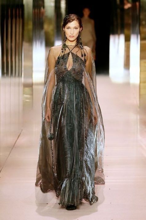 Fendi Haute Couture, Big Ball Gowns, Fendi Runway, Stella Tennant, Fancy Casual, Fendi Fashion, Steal Her Style, Collection Couture, Luxury Wear