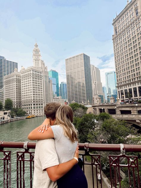 Couple boyfriend bf photos picture ideas! In chicago city with view looking away into the distance with gf hugging pic inspo and cute outfit summer !! #bf #photooftheday #chicago Couple Photos In The City, Chicago Couple Pictures, Gf Poses, Boyfriend Photo Ideas, Bf Photos, Couples Stuff, Chicago Trip, Chicago Aesthetic, Couple Boyfriend