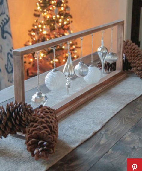 Easy Sticks, Holiday Diy Projects, Centerpiece Christmas, Old Picture Frames, Christmas Table Centerpieces, Christmas Centerpieces Diy, Woks, Noel Christmas, Christmas 2023