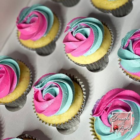 BrunchwithApril on Instagram: "These are such fun colors #turquoise #hotpink * * * #brunchwithapril #cupcakes #cupcakestagram #smallbusiness #buttercream #sweettreats #love #foodphotography #dippedtreats #cupcakelover" Pink And Teal Cupcakes, Teal Cupcakes, Swirl Cupcakes, Pink Frosting, Cake Lover, Chocolate Treats, Pink Turquoise, Cakes And More, Blue And Pink