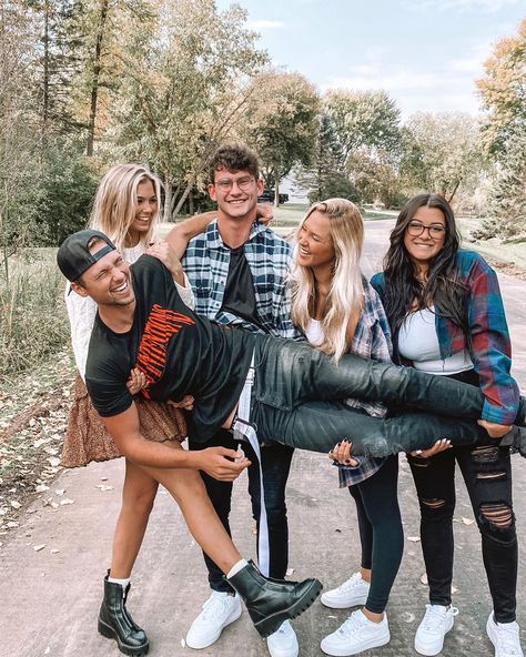 37.5k Likes, 400 Comments - Noah Schnacky (@noahschnacky) on Instagram: “thanks for 1mil!” Sibling Pictures Teenagers, Teenage Family Photos, Adult Sibling Photography, Noah Schnacky, Friends Tiktok, Sibling Photography Poses, Sibling Photo Shoots, Sibling Pictures, Pictures Friends