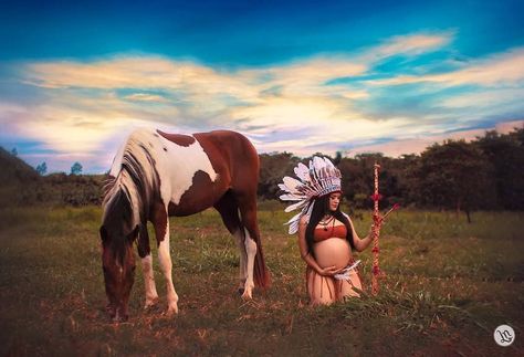 Pregnant photo shoot native american theme Maternity Pin Up, Pregnant Photo Shoot, Home Maternity Photography, Maternity Studio Photoshoot, Foto Cowgirl, Baby Planner, Cute Pregnancy Pictures, Dresses Photography, Maternity Photo Outfits