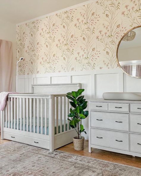 Safe And Blush Nursery, Pink And Green Nursery Ideas, Sage Green And Blush Nursery, Pink Wallpaper Nursery, Sage And Blush Nursery, Sage Green And Pink Nursery, Sage And Pink Nursery, Nursery Pink And Green, Wallpaper Nursery Girl