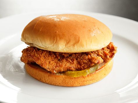 DIY chick fil a chicken sandwiches Chick Fil A Sandwich, Chicken Breast Sandwich, Plantas Versus Zombies, Spicy Chicken Sandwiches, Fried Chicken Breast, Fried Chicken Sandwich, Food Lab, Serious Eats, Chicken Cutlets