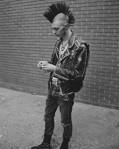 Punk Guys, Punk Mohawk, Mohawk Hair, The Art Of Letting Go, Proto Punk, Anarcho Punk, Punk Boy, 80s Punk, Dream Boat