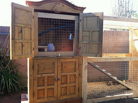 Hen Houses, Cheap Chicken Coops, Chicken Coop Pallets, Urban Chicken Farming, Mobile Chicken Coop, Portable Chicken Coop, Backyard Chicken Coop Plans, Urban Chickens, Coop Design