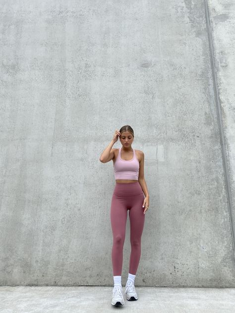 Monochromatic Gym Outfit, Pink Leggings Gym Outfit, Gym Pink Outfit, White Legging Outfits, Light Pink Workout Outfit, Athleisure Outfits Pink, Pastel Gym Outfit, Pink Leggings Outfit Athletic Wear, Outfits With Pink Leggings