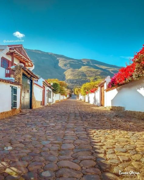 Villa de Leyva, pueblo colonial ubicado en el departamento de Boyacá, es ideal para encontrarse con la historia, la ciencia, el arte, la cultura y la naturaleza. Laura Olejua @tripshooting Fotógrafa de Viajes Derechos reservados Cottagecore Wallpaper, Visual Map, Pinhole Camera, Tokio Hotel, Wedding Venues, Villa, Hotel, House Styles, Photography