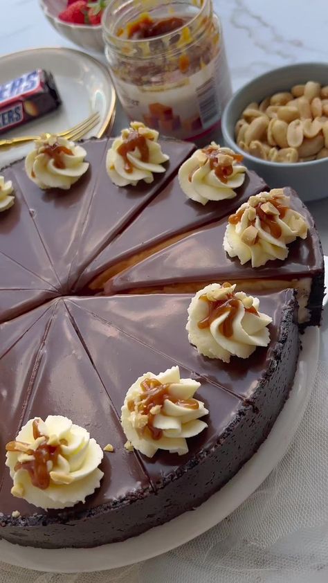 SNICKERS CHEESECAKE (NO BAKE)#nobake #cake #cheesecake #Recipe #food #Foodie #video #cream #fy #fyp #foryou #tiktokfoodTHE MAKING OF THIS CAKE DOES NOT REQUIRE AN OVEN.COOKIE DOUGH 154 gr Oreos (1 package of Oreos) 175 gr chocolate chip cookies 85 gr unsalted butterPEANUT MIXTURE 50 ml water 125 gr granulated sugar 150 ml whipping cream 50 gr unsalted butter 125 gr unsalted peanutsCHEESECAKE BATTER 200 gr cream cheese 250 gr mascarpone cheese 16 gr cream stiffener (klopfix) 30 gr granulated suga Cheesecake No Bake, Snickers Cake, Snickers Cheesecake, Cake Cheesecake, Chocolate Cheesecake Recipes, Mascarpone Cheese, Chocolate Topping, Oreo Cheesecake, Fool Proof Recipes