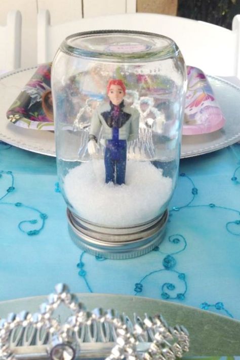 Frozen Party Activities, Snow Globe Craft, Frozen Birthday Party Ideas, Frozen Gifts, Frozen Party Games, Elsa Birthday Party, Make Snow, Snow Globe Crafts, Disney Frozen Birthday Party