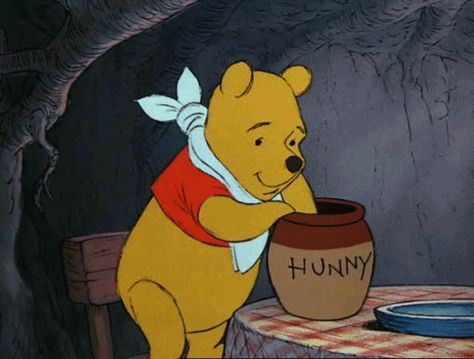 When Pooh ate honey like it was the most amazing food ever. | 17 Times Disney Made You Drool Uncontrollably For Frikkin' Cartoon Food Winnie The Pooh Gif, Humor Disney, Winnie The Pooh Cartoon, Disney Movie Scenes, Animiertes Gif, Winnie The Pooh Quotes, Disney Gif, Winnie The Pooh Friends, Arte Disney