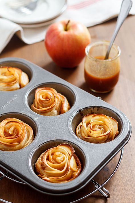 If you’re looking for a special treat for a cozy brunch, these beautiful and delicious rose-like apple tarts are sure to please that special someone in your life. Naturally sweet apple slices are r… Rose Apple Tart, Apple Rose Tarts, Mini Apple Tarts, Apple Rose Tart, Apple Tarts, Cozy Brunch, Baked Apple Dessert, Apple Tart Recipe, Mini Dessert Recipes