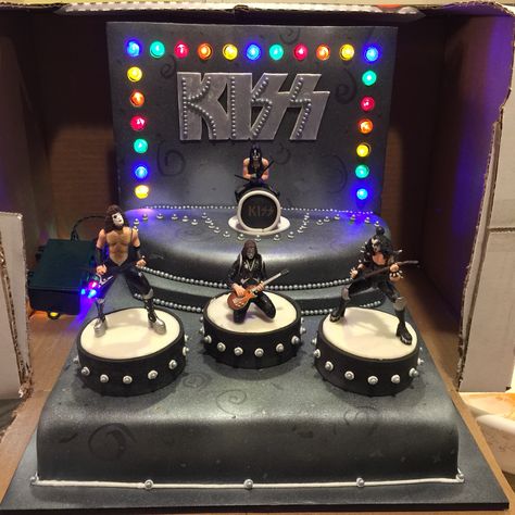 "KISS" band cake, with lights!!! Band Birthday Cakes, Kiss Band Party, Kiss Cakes, Kiss Birthday Party, Band Cake, Junior Express, 60th Cake, Kiss Merchandise, Kiss Party